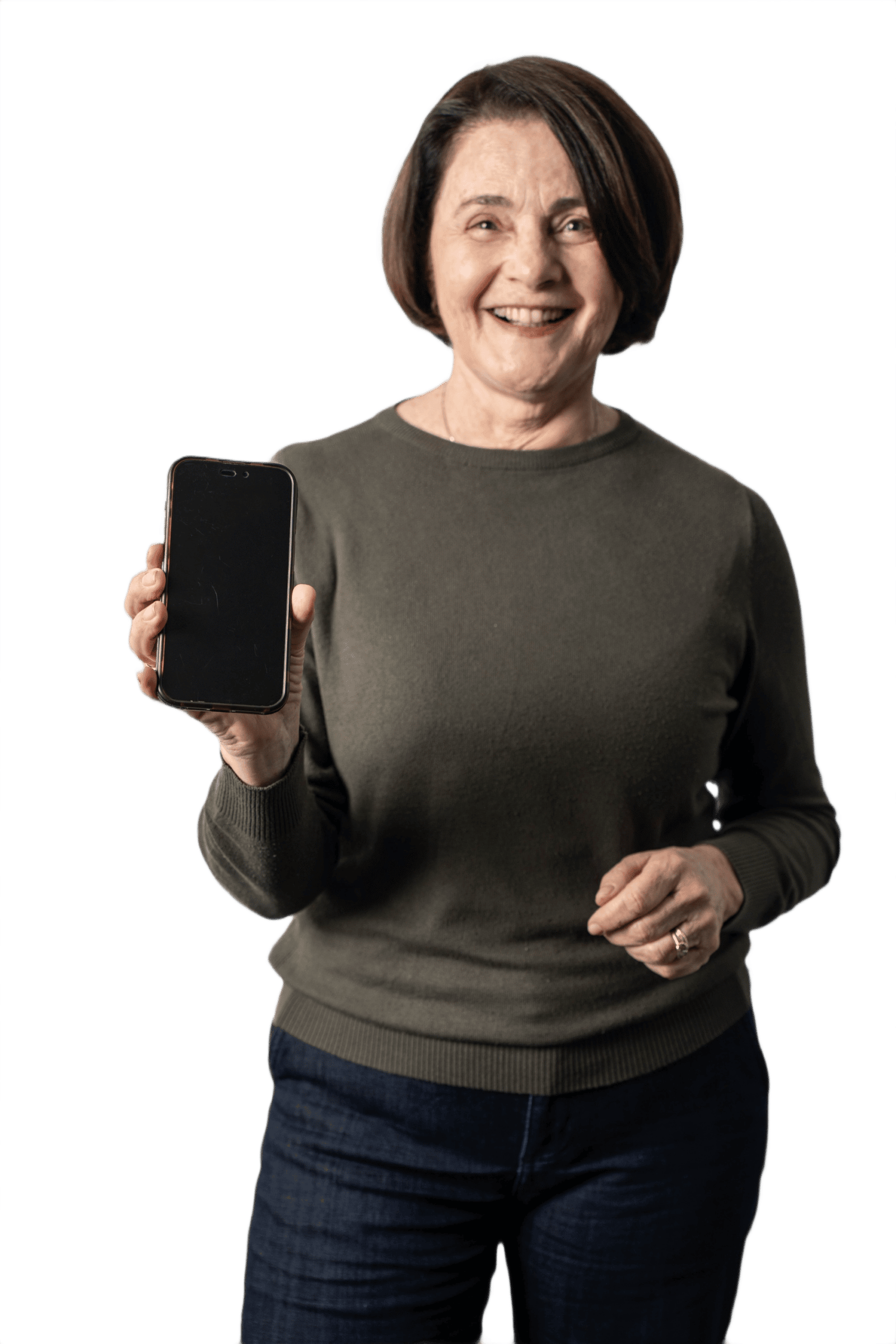 Nancy Thame de suéter verde-oliva, sorrindo, com o celular na mão.