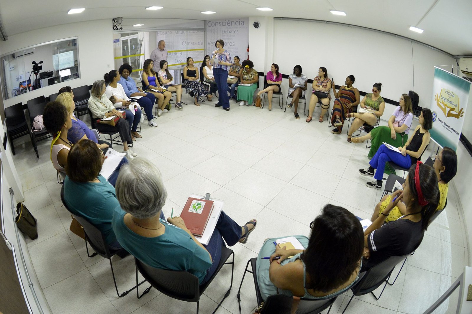 Nancy Thame durante encontro na Escola do Legislativo, com plateia majoritariamente feminina.