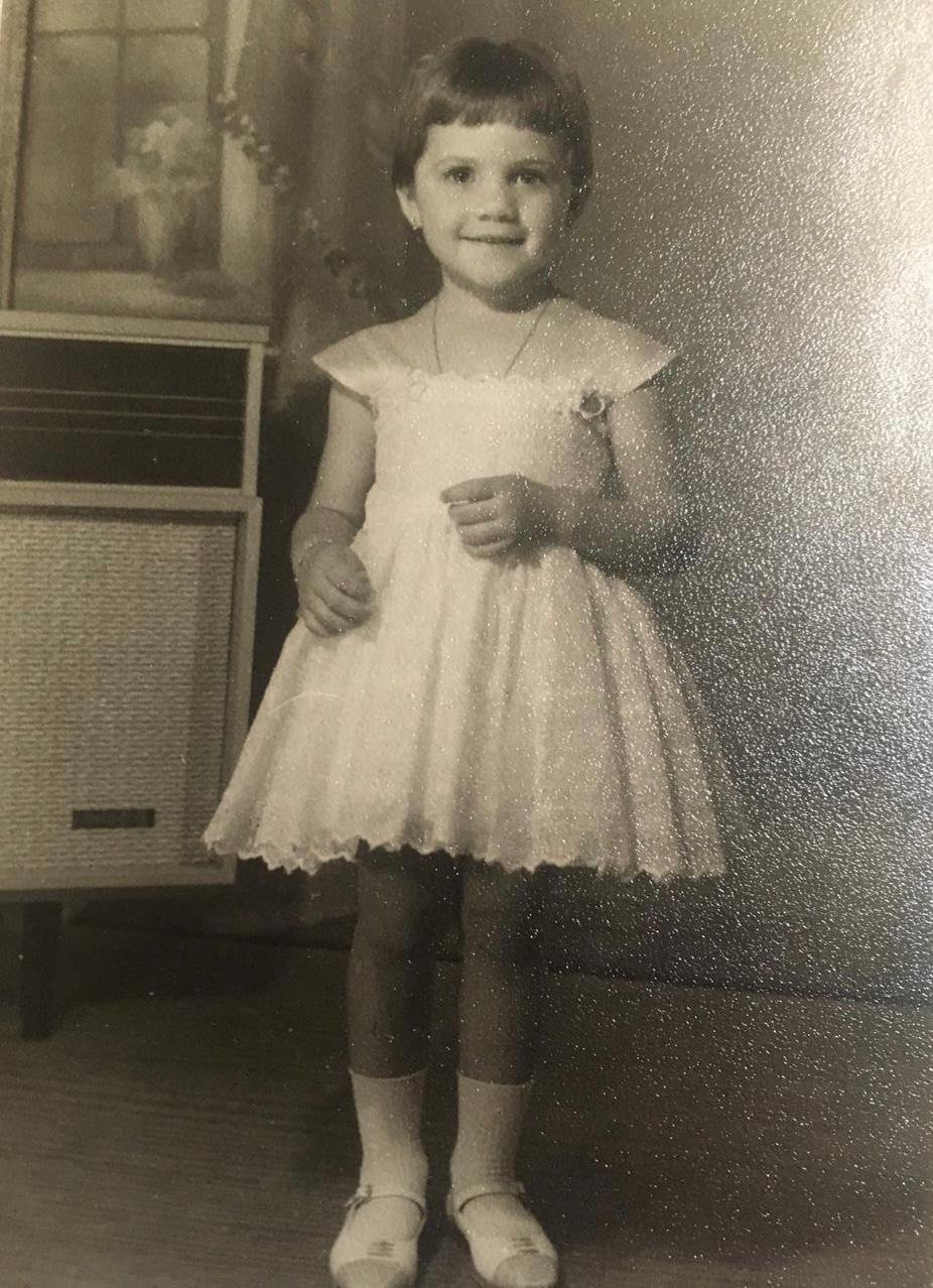 Retrato em preto e branco de Nancy Thame ainda menina.